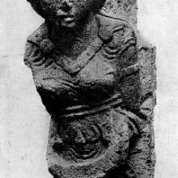 Скульптурное изображение девушки из дворца в Хатре. Высота 72 см. 1 в. до н. э. Берлин