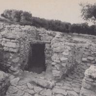 Фрагмент гробницы, использовавшейся с раннеминойского периода, Арханес, Крит. Фото: Анджей Дзевановский