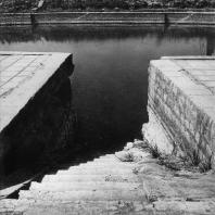 Карнак. Египет. Лестница, ведущая с южной стороны к священному озеру у храма Амона. Фотограф: Анджей Дзевановский