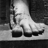 Карнак. Египет. Храм Амона. Ступни колоссальной статуи Рамсеса II перед VII пилоном. Фотограф: Анджей Дзевановский
