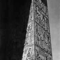 Карнак. Египет. Фрагмент ворот Птолемея III Евергета I перед храмом Хонсу. Фотограф: Анджей Дзевановский
