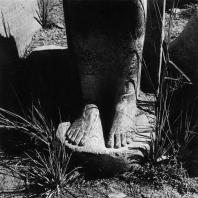Карнак. Египет. Комплекс богини Мут. Ступни одной из статуй богини Сохмет. Эпоха Аменхотепа III. Фотограф: Анджей Дзевановский