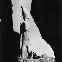 Луксор. Египет. Статуя Рамсеса II, стоящая перед I пилоном справа от входа. Вид с восточной стороны. Фотограф: Анджей Дзевановский