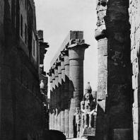 Луксор. Египет. Процессионная колоннада Аменхотепа III. Вид со стороны главного входа в храм. Фотограф: Анджей Дзевановский
