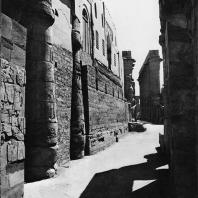 Луксор. Египет. Первый двор со стеной пристроенной мечети. Вид с северной стороны. Фотограф: Анджей Дзевановский