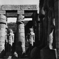 Луксор. Египет. Узурпированные Рамсесом II статуи Аменхотепа III между колоннами первого двора. Фотограф: Анджей Дзевановский