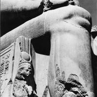 Луксор. Египет. Фрагмент статуи Аменхотепа III, узурпированной Рамсесом II. Фотограф: Анджей Дзевановский