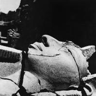 Луксор. Египет. Голова фараона. Фрагмент статуи перед I пилоном. Фотограф: Анджей Дзевановский