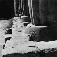 Луксор. Египет. Базы папирусообразных гранитных колонн, покрытые надписями. Фотограф: Анджей Дзевановский