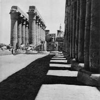 Луксор. Египет. Процессионная колоннада Аменхотепа III. Вид из второго двора. Фотограф: Анджей Дзевановский