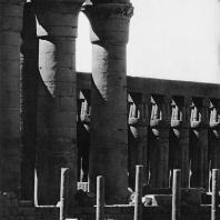 Луксор. Египет. Римские колонны и алтарь на фоне колоннады храма. Вид со стороны Нила. Фотограф: Анджей Дзевановский