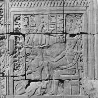 Луксор. Египет. Коленопреклоненный Аменхотеп III перед Амоном. Первое преддверие. Фотограф: Анджей Дзевановский