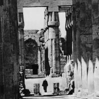 Луксор. Египет. Вид со стороны процессионной колоннады Аменхотепа III на гипостильный зал и преддверие, превращенные в коптское время в часовню. Фотограф: Анджей Дзевановский