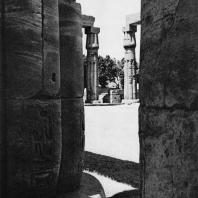 Луксор. Египет. Папирусообразные колонны второго двора. Фотограф: Анджей Дзевановский