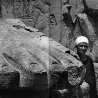 Луксор. Египет. Ступня гранитной статуи Рамсеса II, стоящей перед I пилоном. Фотограф: Анджей Дзевановский