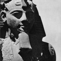 Луксор. Египет. Голова Аменхотепа III. Фрагмент статуи, узурпированной Рамсесом II. Фотограф: Анджей Дзевановский