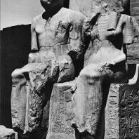 Луксор. Египет. Статуи Рамсеса II и его супруги в процессионной колоннаде Аменхотепа III. Фотограф: Анджей Дзевановский