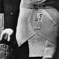 Луксор. Египет. Фрагмент статуи Аменхотепа III, узурпированной Рамсесом II. Первый двор. Фотограф: Анджей Дзевановский
