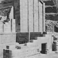 Фасад одного из реконструированных строений на западной стороне дворца Хеб-Сед в гробнице Джосера в Саккаре. III династия. Фото: Анджей Дзевановский