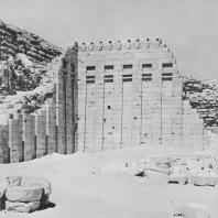 Сохранившийся юго-западный угол стены во дворе некрополя Джосера в Саккаре. Фото: Анджей Дзевановский