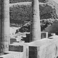 Руины так называемого "малого храма" в гробнице Джосера в Саккаре. Вид с юго-востока. Фото: Анджей Дзевановский