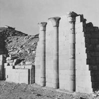 Полуколоны с папирусными капителями на реконструированной так называемой "стене". Северное здание в гробнице Джосера в Саккаре. Фото: Анджей Дзевановский