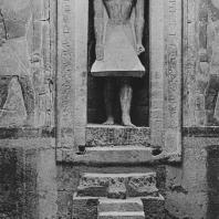 Слепая дверь со статуей покойного в камере мастабы Мерерука в Саккаре. VI династия. Фото: Анджей Дзевановский