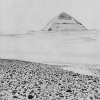 Южная пирамида фараона Снофру в Дашуре. IV династия. Фото: Анджей Дзевановский