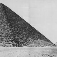 Две пирамиды Снофру в Дашуре. Вид с юга. Фото: Анджей Дзевановский