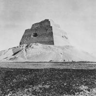 Пирамида Снофру в Медуме. IV династия. Вид с северо-запада. Фото: Анджей Дзевановский