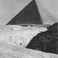 Пирамида Хеопса. Вид со стороны сфинкса. Фото: Анджей Дзевановский