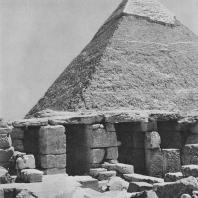 Фрагмент гробницы храма Микерина в Гизе. На заднем плане пирамида Хефрена. Фото: Анджей Дзевановский