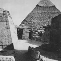 Пирамида Хефрена в Гизе, вид с западного кладбища. Фото: Анджей Дзевановский