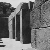 Интерьер гранитного храма Хефрена в Гизе. Фото: Анджей Дзевановский