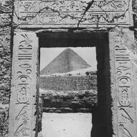 Портал Аменхотепа II (XVIII династия) рядом с сфинксом  в Гизе. На заднем плане пирамида Хеопса. Фото: Анджей Дзевановский