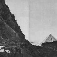 Пирамида Микерина в Гизе. Вид с пирамиды Хеопса. Фото: Анджей Дзевановский