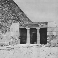 Двор мастабы. Некрополь на южной стороне пирамиды Хеопса. Фото: Анджей Дзевановский