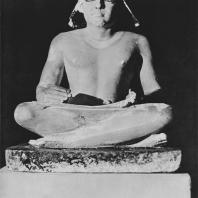 Статуя писаря, найденная в Саккаре. Полихромный известняк. IV династия. Египетский музей в Каире. Фото: Анджей Дзевановский