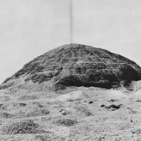 Остатки пирамиды Аменемхета III в Хаваре. XII династия. Фото: Анджей Дзевановский