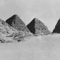 Пирамидальный комплекс в Нури (Нубия, Судан). Королевство Мероэ, период Напата (656-295 гг. до н. э.). Фото: Анджей Дзевановский