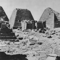 Гробница перед одной из пирамид в Мероэ (Нубия, Судан). Фото: Анджей Дзевановский