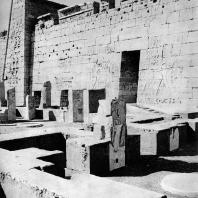 Фивы. Египет. Мединет-Абу. Дворец Рамсеса III. Южная часть, примыкающая к наружным стенам храма. Фотограф: Анджей Дзевановский