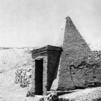 Фивы. Египет. Деир-эль-Медине. Пирамида над гробницей. Фотограф: Анджей Дзевановский