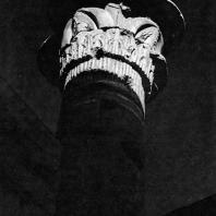 Фивы. Египет. Мединет-Абу. Колонна, находящаяся во дворе перед храмом Тутмоса III. Фотограф: Анджей Дзевановский
